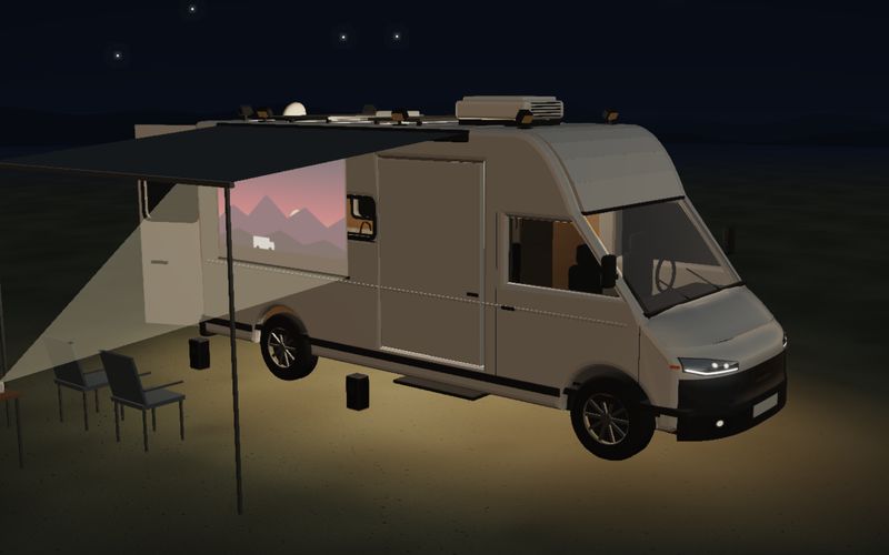 Camper bei Nacht mit Leinwand und Stühlen für ein Openair-Kino