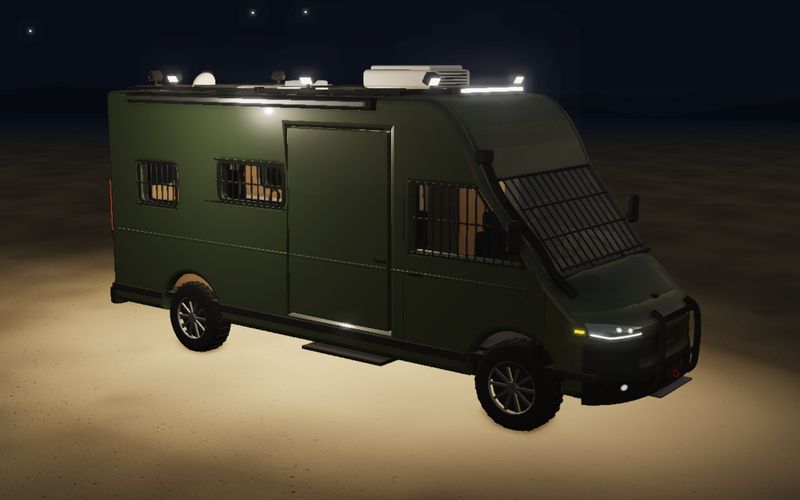 Camper bei Nacht mit Gittern vor allen Fenstern, Rammschutz und Scheinwerfern auf dem Dach